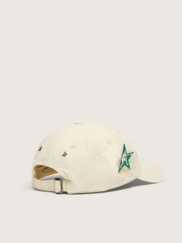 Gorra de béisbol color crema con parche «dorado» tono sobre tono y un pin de estrella verde