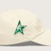 Gorra de béisbol color crema con parche «dorado» tono sobre tono y un pin de estrella verde