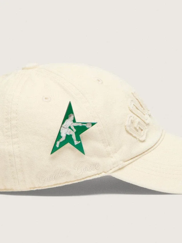 Gorra de béisbol color crema con parche «dorado» tono sobre tono y un pin de estrella verde