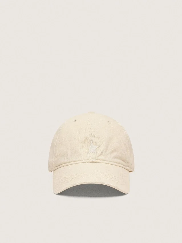Gorra de béisbol color crudo con estrella bordada tono sobre tono