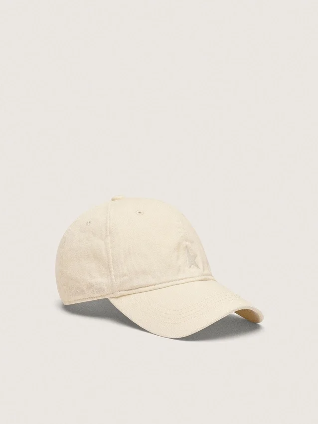 Gorra de béisbol color crudo con estrella bordada tono sobre tono