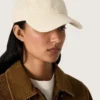 Gorra de béisbol color crudo con estrella bordada tono sobre tono