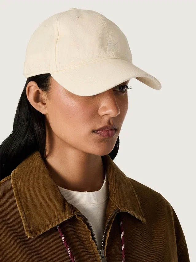 Gorra de béisbol color crudo con estrella bordada tono sobre tono