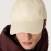 Gorra de béisbol color crudo con estrella bordada tono sobre tono