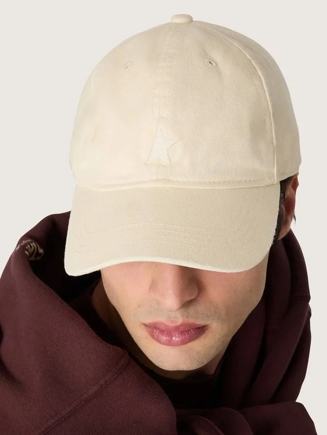 Gorra de béisbol color crudo con estrella bordada tono sobre tono