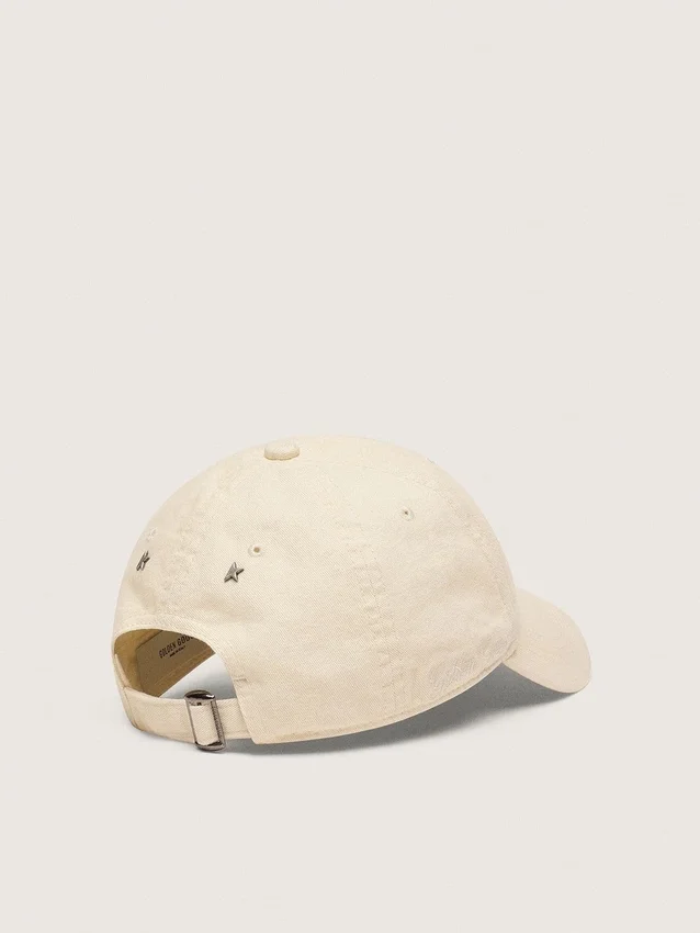 Gorra de béisbol color crudo con estrella bordada tono sobre tono