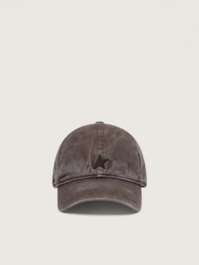 Gorra de béisbol marrón oscuro con estrella bordada tono sobre tono