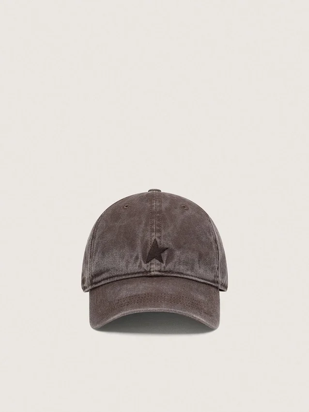Gorra de béisbol marrón oscuro con estrella bordada tono sobre tono
