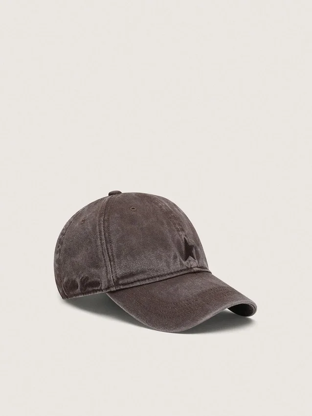 Gorra de béisbol marrón oscuro con estrella bordada tono sobre tono