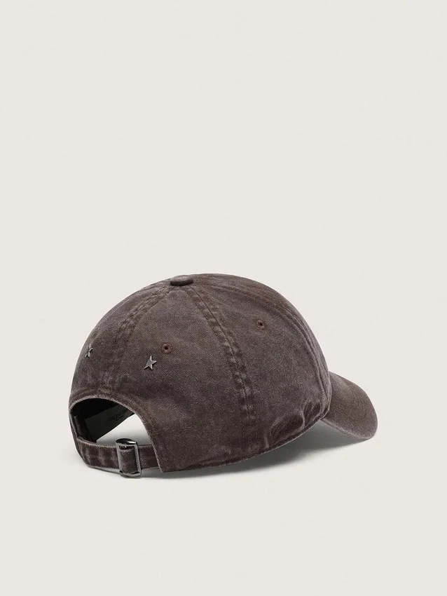 Gorra de béisbol marrón oscuro con estrella bordada tono sobre tono