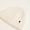 Gorro de lana blanco con estrella negra