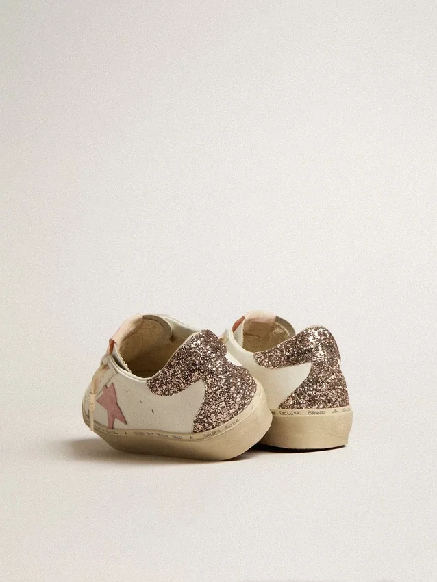 Hi Star en cuero blanco con estrella de gamuza rosa y lengüeta del talón con purpurina rosa