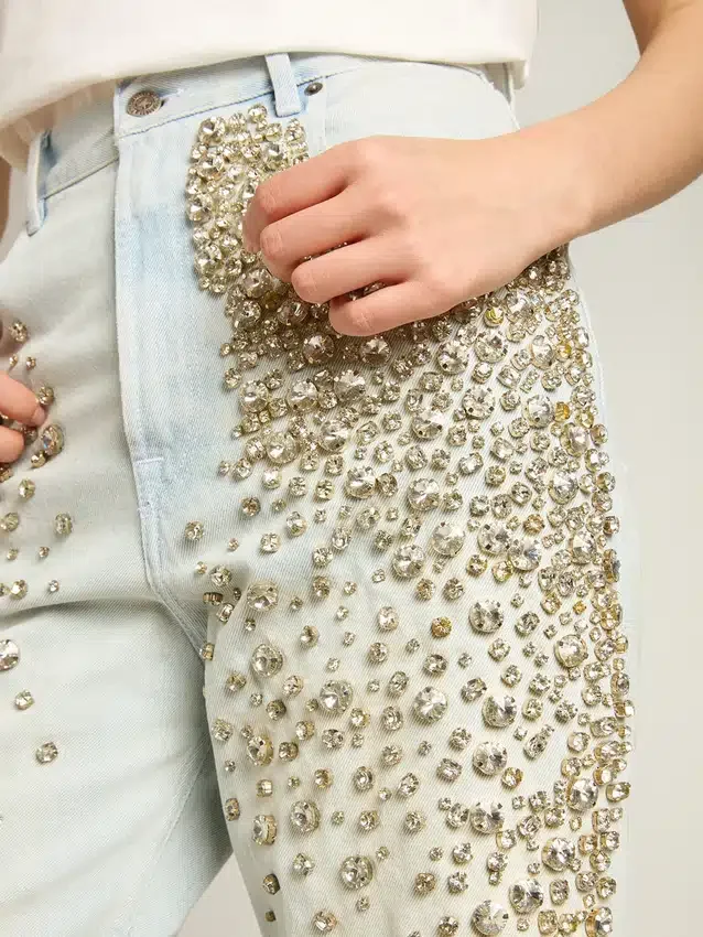 Jeans blanqueados para mujer con cristales cabujón