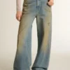 Jeans de estilo boyfriend para mujer con lavado arena de efecto desgastado y tachuelas