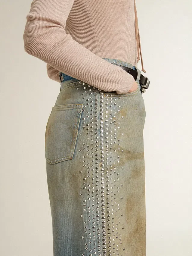 Jeans de estilo boyfriend para mujer con lavado arena de efecto desgastado y tachuelas