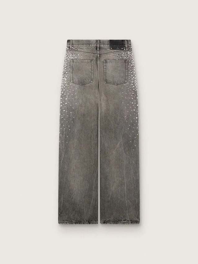 Jeans estilo boyfriend para mujer en denim gris con tachuelas plateadas con efecto degradado