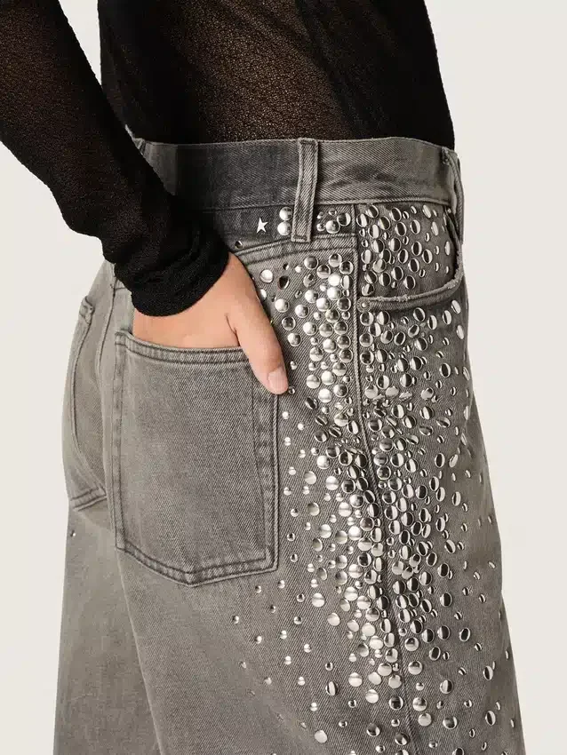 Jeans estilo boyfriend para mujer en denim gris con tachuelas plateadas con efecto degradado