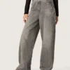 Jeans estilo boyfriend para mujer en denim gris con tachuelas plateadas con efecto degradado