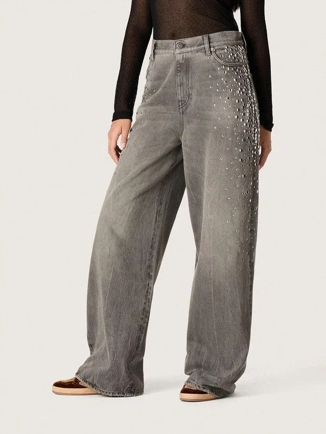 Jeans estilo boyfriend para mujer en denim gris con tachuelas plateadas con efecto degradado