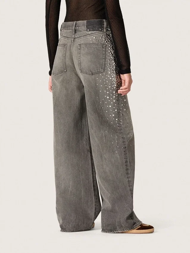 Jeans estilo boyfriend para mujer en denim gris con tachuelas plateadas con efecto degradado