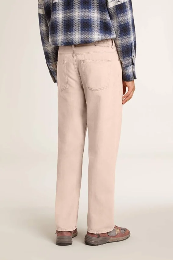 Jeans para hombre teñidos de rosa