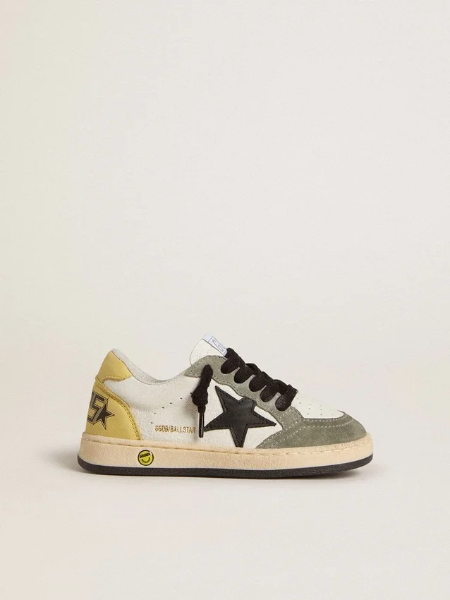 Junior Ball Star en napa blanca con inserciones de gamuza verde oscuro y estrella negra