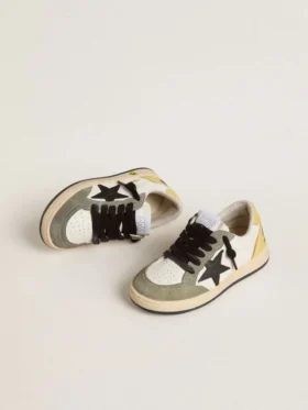 Junior Ball Star en napa blanca con inserciones de gamuza verde oscuro y estrella negra