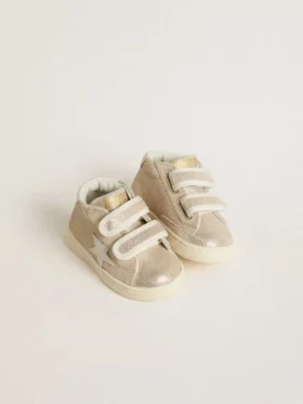 Junior June en gamuza metalizada color arena con estrella y lengüeta en el talón de cuero blanco