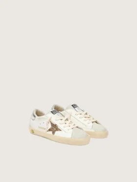 Junior Super-Star con estrella dorada brillante y lengüeta de talón de cuero metalizado plateado