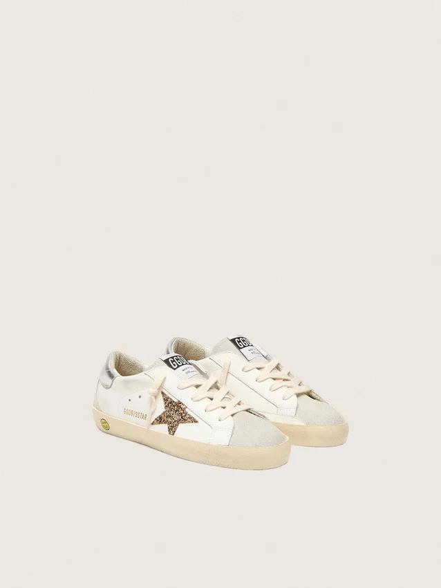 Junior Super-Star con estrella dorada brillante y lengüeta de talón de cuero metalizado plateado