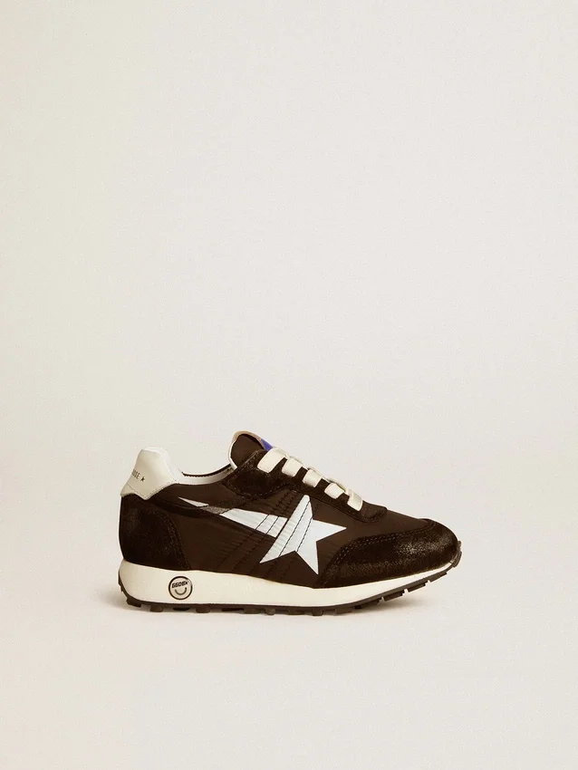 Marathon Junior en nylon negro con estrella impresa y lengüeta de cuero en el talón