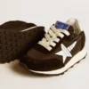 Marathon Junior en nylon negro con estrella impresa y lengüeta de cuero en el talón