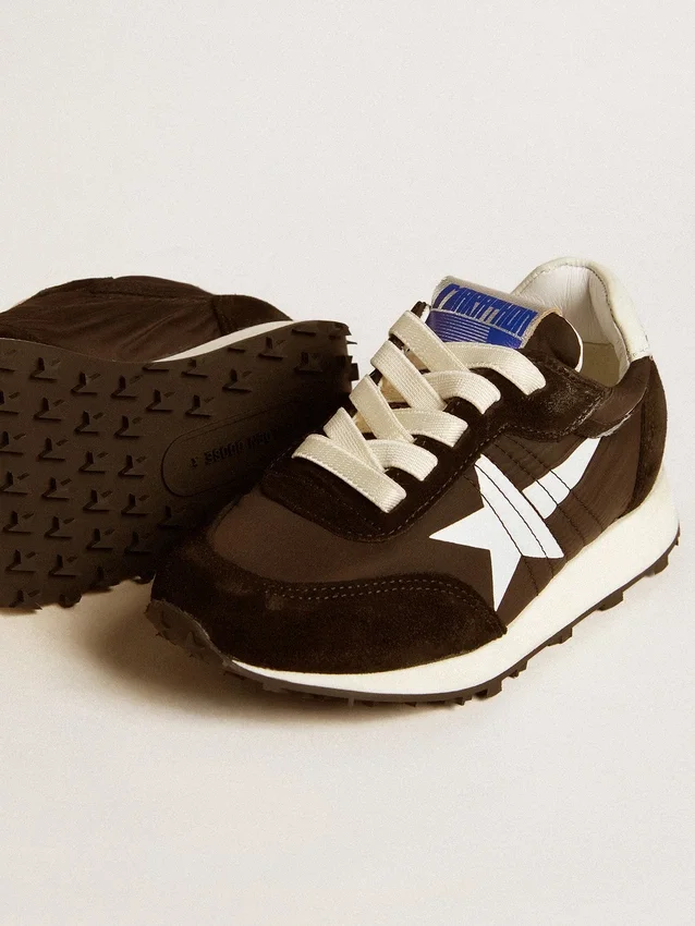 Marathon Junior en nylon negro con estrella impresa y lengüeta de cuero en el talón