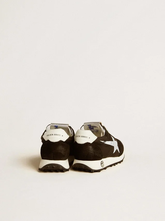 Marathon Junior en nylon negro con estrella impresa y lengüeta de cuero en el talón