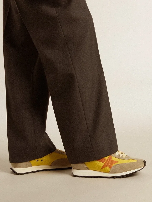 Marathon para hombre con parte superior de nylon amarillo y estrella naranja