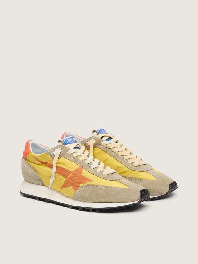 Marathon para mujer con parte superior de nylon amarillo y estrella naranja