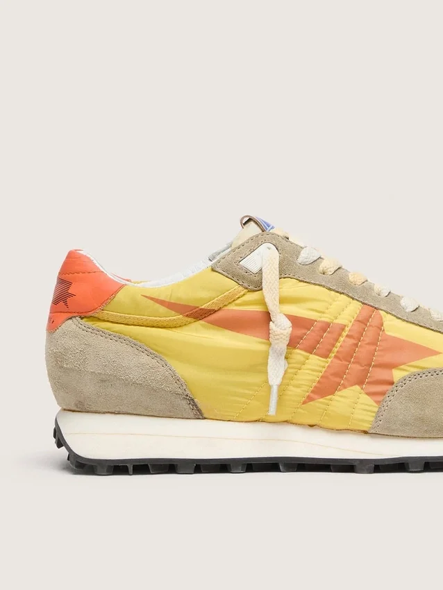 Marathon para mujer con parte superior de nylon amarillo y estrella naranja