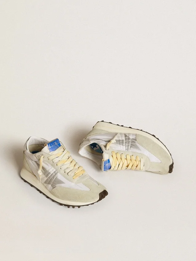 Marathon para mujer con parte superior de nylon blanco y estrella plateada