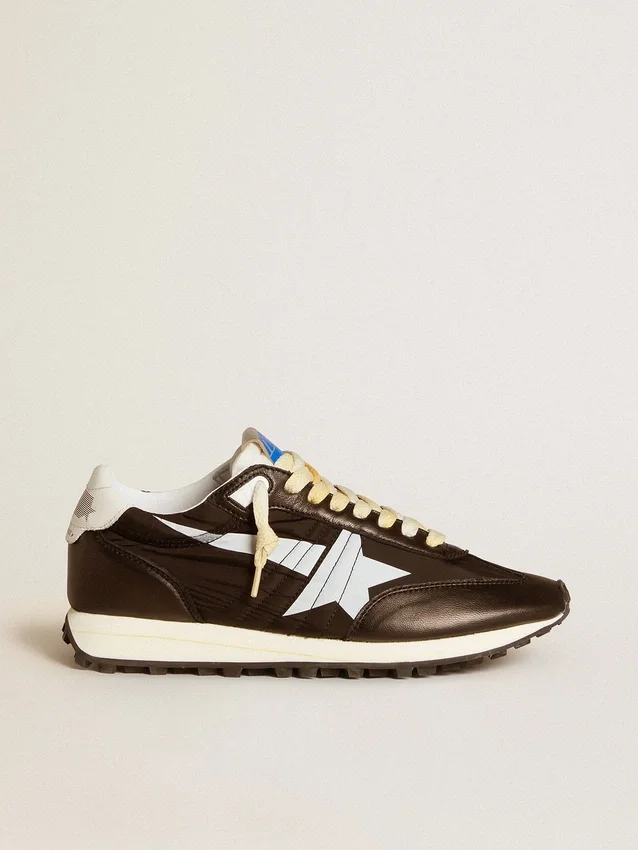 Marathon para mujer con parte superior de nylon negro y estrella blanca