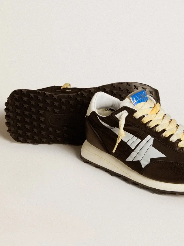 Marathon para mujer con parte superior de nylon negro y estrella blanca