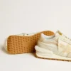 Marathon para mujer en nylon beige y cuero gris con estrella estampada en beige