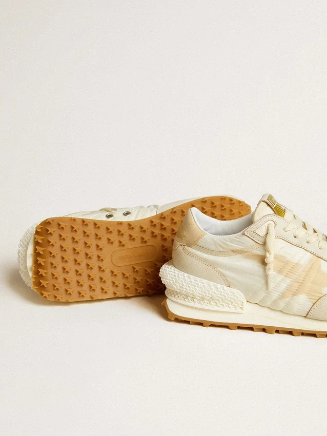 Marathon para mujer en nylon beige y cuero gris con estrella estampada en beige