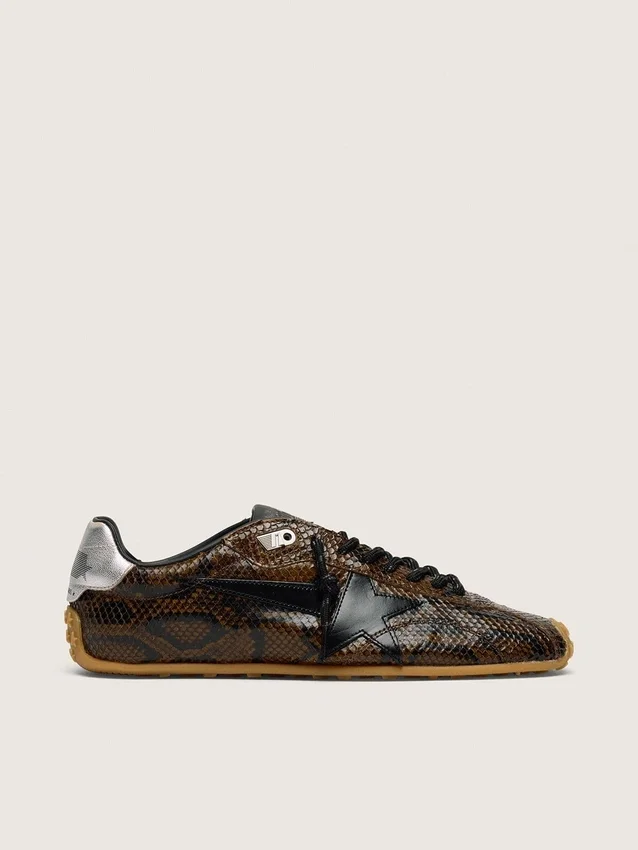Marathon Speed para hombre en cuero con estampado de serpiente marrón, estrella negra y lengüeta del talón de cuero plateado