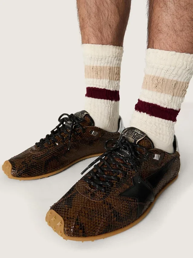 Marathon Speed para hombre en cuero con estampado de serpiente marrón, estrella negra y lengüeta del talón de cuero plateado
