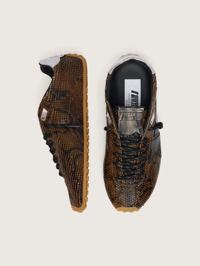 Marathon Speed para hombre en cuero con estampado de serpiente marrón, estrella negra y lengüeta del talón de cuero plateado