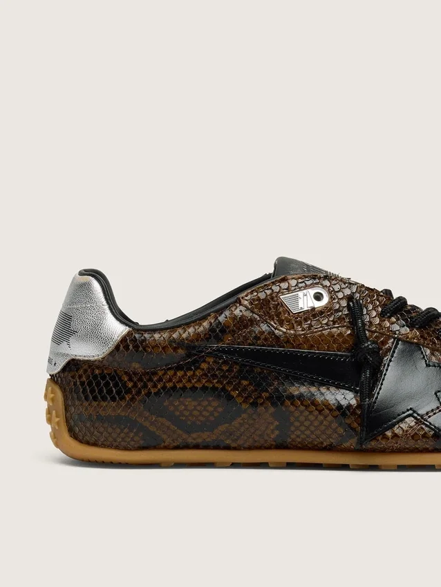 Marathon Speed para hombre en cuero con estampado de serpiente marrón, estrella negra y lengüeta del talón de cuero plateado