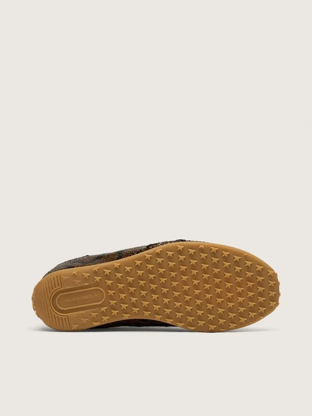Marathon Speed para hombre en cuero con estampado de serpiente marrón, estrella negra y lengüeta del talón de cuero plateado