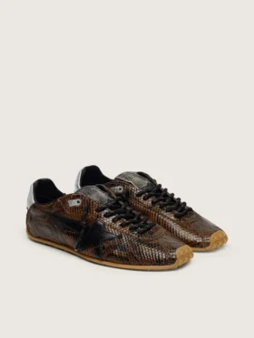 Marathon Speed para mujer en cuero con estampado de serpiente marrón, estrella negra y lengüeta de cuero plateada en el talón