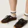 Marathon Speed para mujer en cuero con estampado de serpiente marrón, estrella negra y lengüeta de cuero plateada en el talón