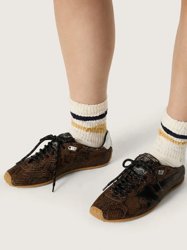 Marathon Speed para mujer en cuero con estampado de serpiente marrón, estrella negra y lengüeta de cuero plateada en el talón